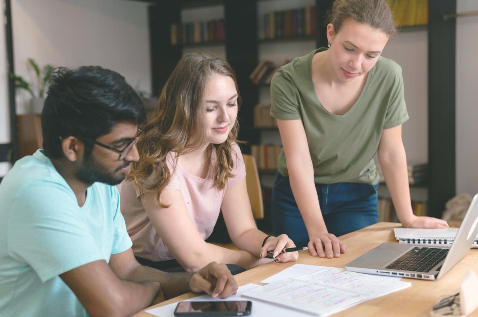 Profesionales trabajando con presupuestos y análisis financiero